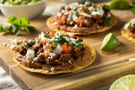 Prepara tostadas de maíz con carne molida | Gourmet