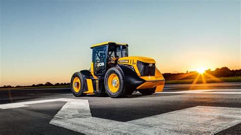 JCB Tractor Top Speed Of 166kmph Set By Guy Martin - DriveSpark News