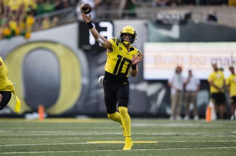 Bo Nix accurate, efficient, free of big mistakes in leading Oregon ...