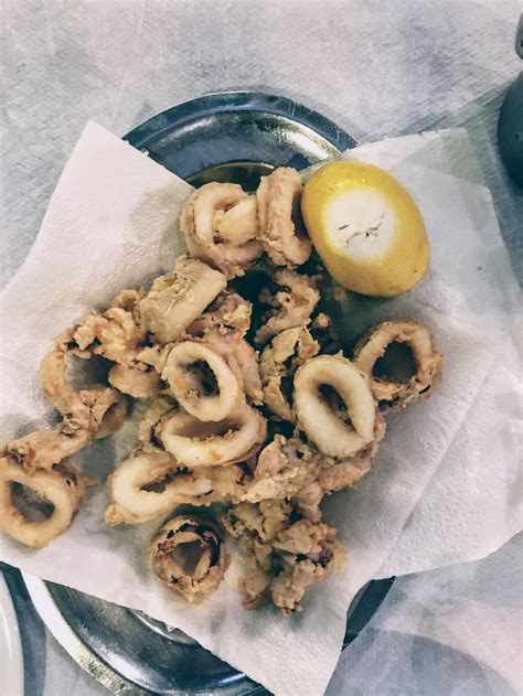 Athens: the smell of fresh seafood at the Captain’s tavern in Piraeus - Travel Food People