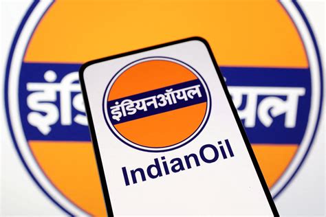 Indian Oil Corp to raise $2.7 billion through share sale | Reuters