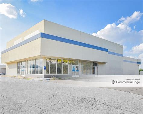 Retail For Rent at 1800 Green Oaks Road | CommercialSearch