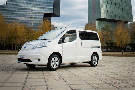 Nissan e-NV200 Combi MPV 2020 review | Carbuyer