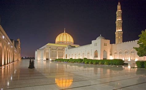 Visit Sumptuous Sultan Qaboos Mosque in Oman - Places To See In Your ...