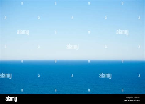 Ocean horizon with clear blue sky Stock Photo - Alamy