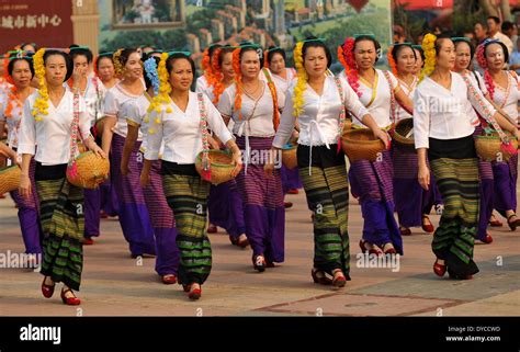 Xishuangbanna, China's Yunnan Province. 14th Apr, 2014. People of the Dai ethnic group perform ...