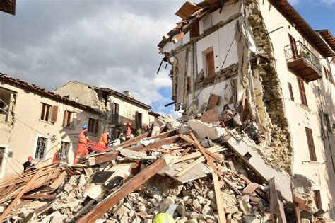 【更新・イタリア地震】美しかった歴史的な街並みが崩壊、少なくとも241人が死亡（画像）