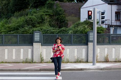 Distracted pedestrians walk slower and are less steady on their feet: UBC study