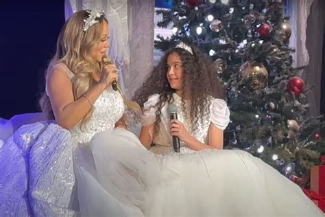 Mariah Carey and daughter Monroe duet during Christmas concert | EW.com