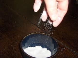 salt | salt being sifted into a small blue cup, cooking, bak… | Flickr