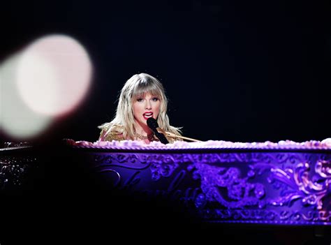 Taylor Swift’s New Christmas Song Puts Fans in Overdrive | TIME