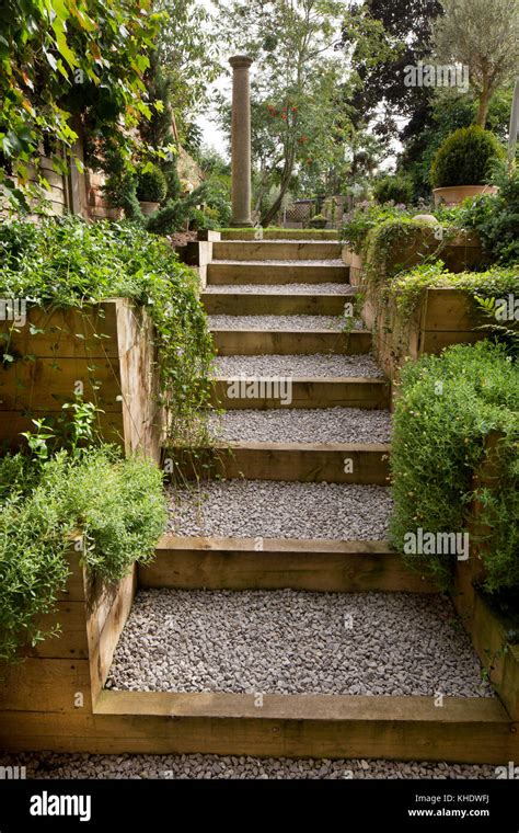 Gravel and wooden path leading up steps to garden on higher Stock Photo: 165647878 - Alamy