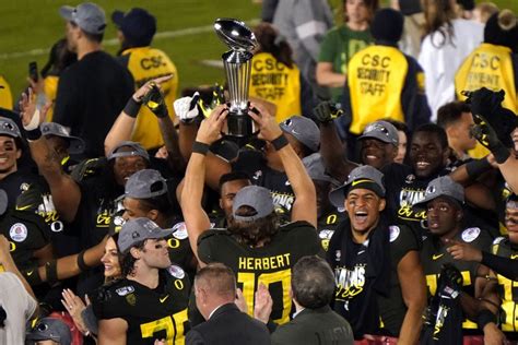 Rose Bowl: Justin Herbert leads Oregon over Wisconsin - UPI.com