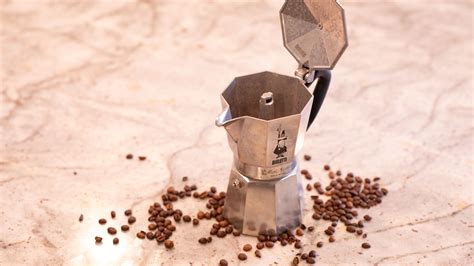 How to Make Coffee in a Moka Pot: A 6 Step Guide | SonRise