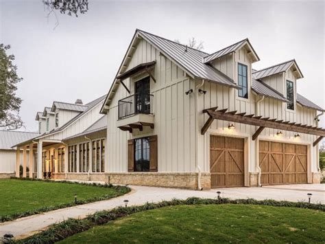 Top 9 Barndominiums You Have To See - Metal Building Answers | Modern farmhouse exterior ...