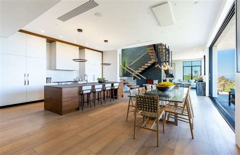 A Breathtaking Views Modern Home in Beverly Hills Selling for $4,995,000