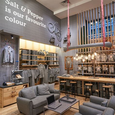 Roots Continues Multi-Year Global Expansion with New Stores in Canada and Abroad [Feature]