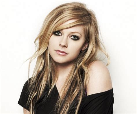 Avril Lavigne Biography - Childhood, Life Achievements & Timeline