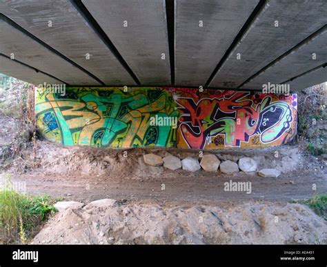 graffiti under bridge Stock Photo: 959569 - Alamy