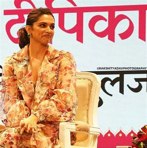 |Watch|Deepika Padukone Gracefully Dances To Nagada Sang Dhol at Dainik ...