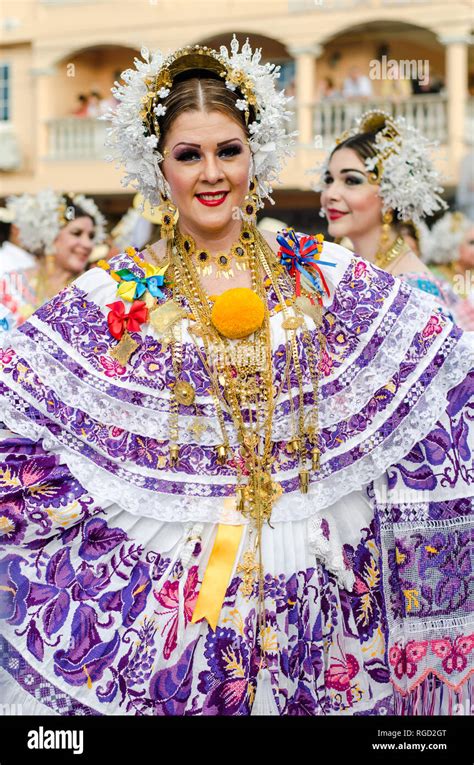 Woman wears pollera hi-res stock photography and images - Alamy