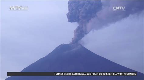 Ecuador Volcano: Tungurahua volcano erupts, sending ash into the sky - YouTube