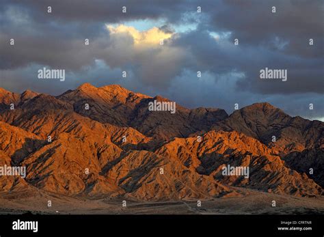 The mountains of Moab on the Arabah Valley Stock Photo - Alamy