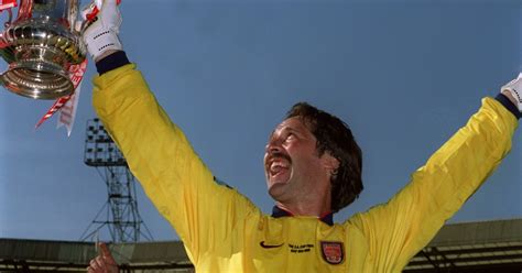 David Seaman lifts the FA Cup for Arsenal. May 1998. - Planet Football