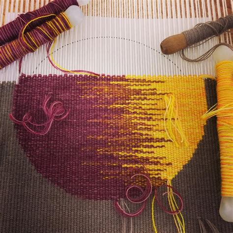 Love irregular hatching in tapestry weaving to blend colours. | Weaving patterns, Tapestry ...