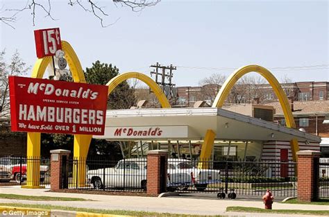 McDonald's to raze Chicago-area museum of 1st restaurant | Daily Mail ...