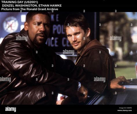 TRAINING DAY DENZEL WASHINGTON, ETHAN HAWKE Date: 2001 Stock Photo - Alamy