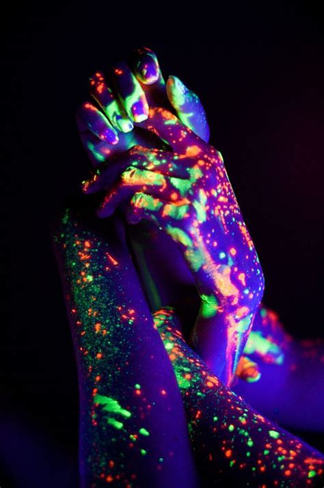 Neon Lights Beautifully Expose Glowing Human Figures | Maquillaje de ...