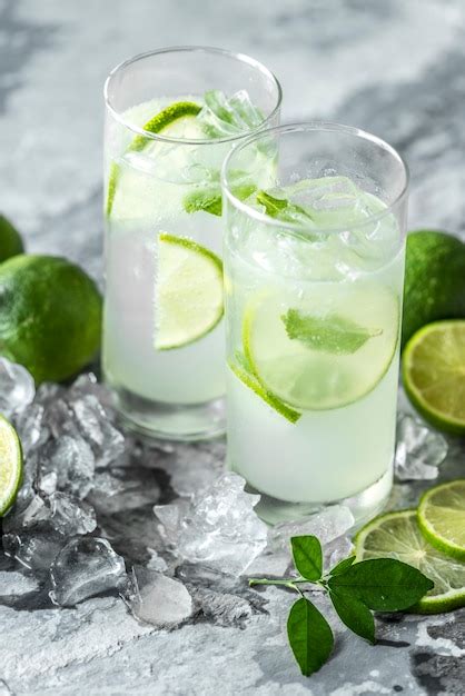 Free Photo | Fresh lime drinks macro shot