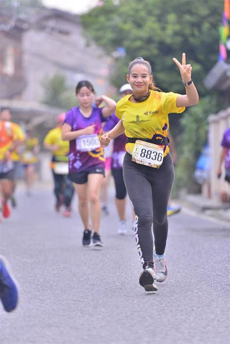 This Marathon Runner Rescued A Puppy Midway Through Her Race & Carried ...