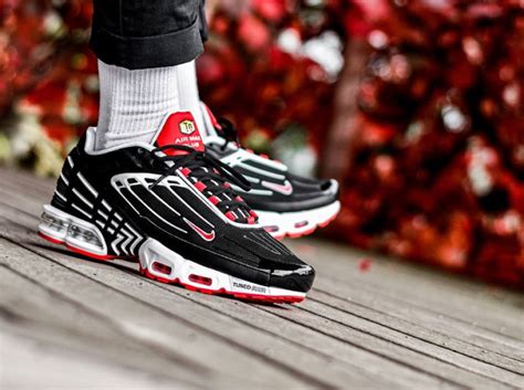 Que vaut la Nike TN Air Max Plus 3 Black White Track Red CJ0601-001