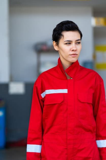 Premium Photo | Portrait Beautiful caucasian Female mechanic wearing ...