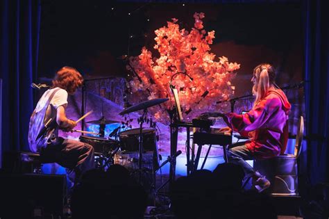 【Report】世界が注目する次世代デュオ＝DOMi & JD BECKが初来日！ 類稀なるテクニックで織りなすオリジナル・サウンド