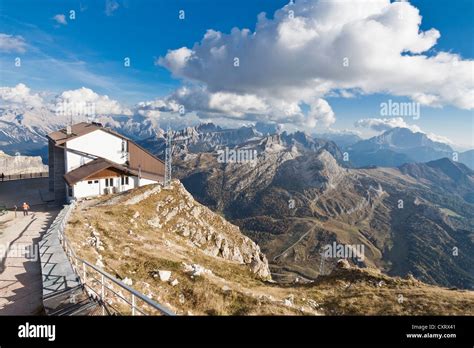 Cable car, view from the Rifugio Lagazuoi mountain inn, Falzarego Pass ...