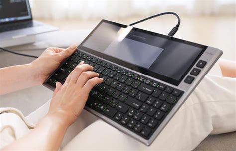 FICIHIP productivity and gaming keyboard with screen - Geeky Gadgets