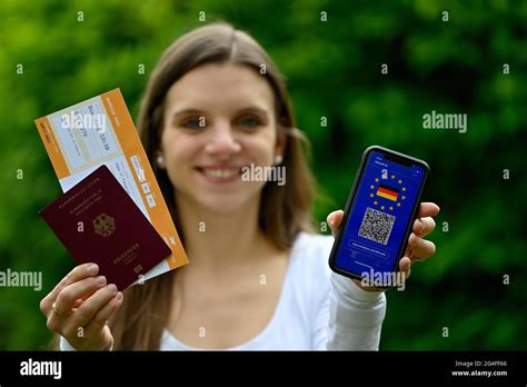 Woman passport photo hi-res stock photography and images - Alamy