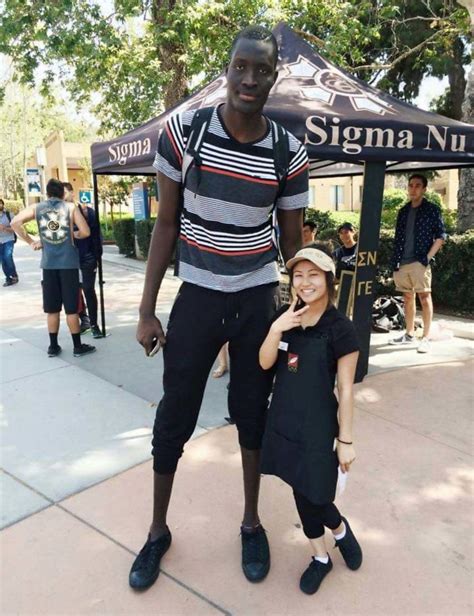 63 Funny Times Tall People Dwarfed Short People