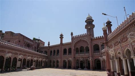 Sunehri Masjid In Peshawar Re-Opens Doors For Women After 25 Years