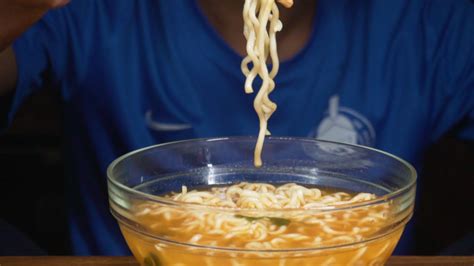 How to Eat Noodles with Chopsticks: 12 Steps (with Pictures)