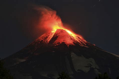 Ảnh: Núi lửa Chile phun trào, "đốt cháy” trời đêm