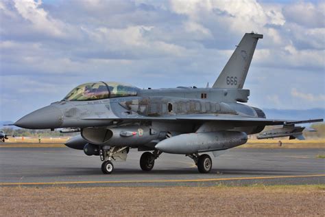 Air Queensland.blogspot: F-16D Fighting Falcon action at Rockhampton