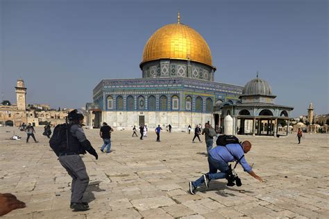 Violence erupts at al-Aqsa mosque as Israel marks Jerusalem Day