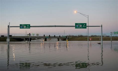 Deadly US floods put stress on levees - Newspaper - DAWN.COM