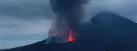 Recently returned residents flee after new eruption at Ulawun vlcano, Papua New Guinea - The ...