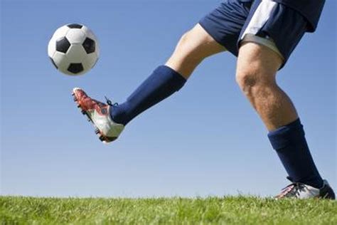 Techniques to Kick a Soccer Ball Far | Livestrong.com