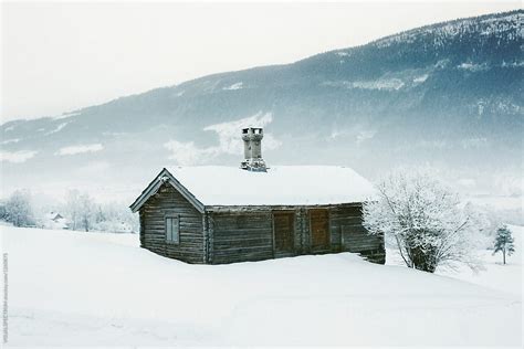 «Log Cabin In Scandinavian Winter Landscape» del colaborador de Stocksy ...